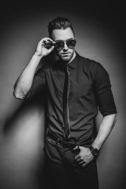 Studio yakışıklı erkek modeli