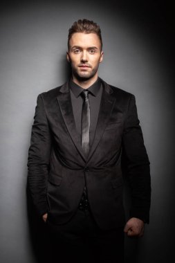 Studio yakışıklı erkek modeli