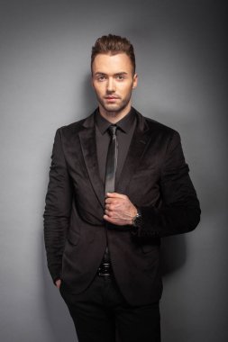 Studio yakışıklı erkek modeli