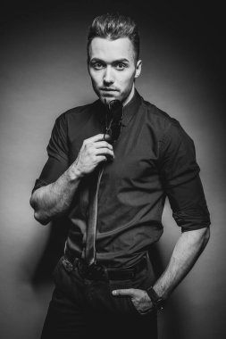 Studio yakışıklı erkek modeli