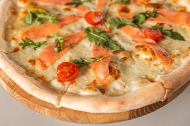 Restaurantlar ve pizzacılar için tanıtım broşürü, leziz bir pizza, mozzarella peyniri ve metin alanınızın fotokopisi.