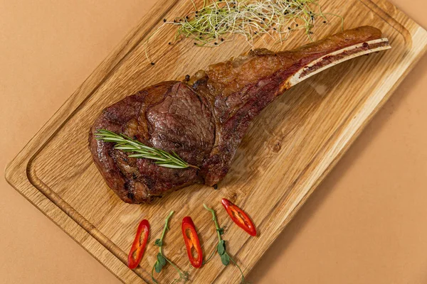 Carne Fresca Parrilla Bistec Res Parrilla Medio Raro Tabla Cortar —  Fotos de Stock