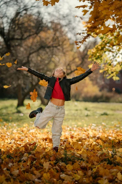 Portret Van Een Meisje Dat Gele Bladeren Verzamelt Het Herfstpark — Stockfoto