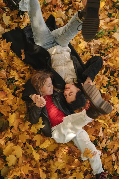 Girl Mom Lying Yellow Leaves Autumnal Park Daytime — Stock Photo, Image
