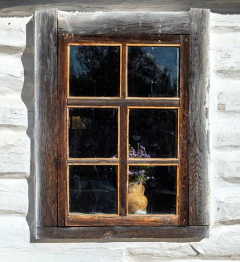 Çok eski bir ahşap evin penceresi, beyaza boyanmış..