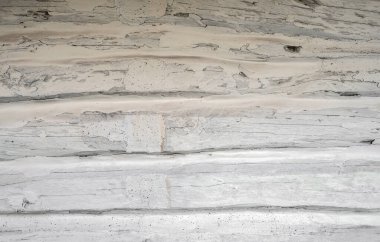 Eski ahşap tahtaların arka planı beyaza boyanmış. Birbirlerine monte edilmiş panoların fotoğrafı.