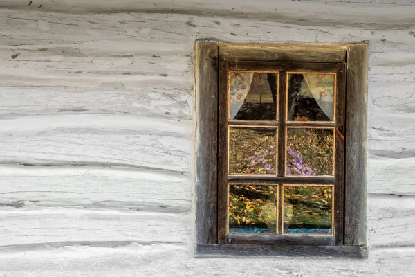 Het Raam Van Een Zeer Oud Houten Huis Wit Geschilderd — Stockfoto