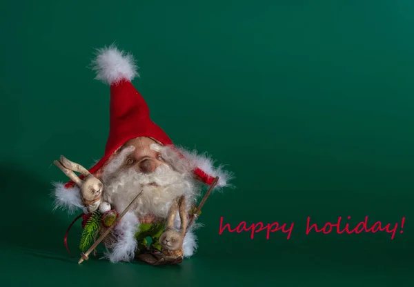 Juguetes Navidad Sobre Fondo Verde Muñeca Santa Esquís Con Liebres —  Fotos de Stock