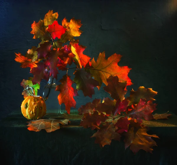 Gałąź Jesienny Liść Wazon Jesienne Kolory Liściach Dojrzałe Małe Dynie — Zdjęcie stockowe