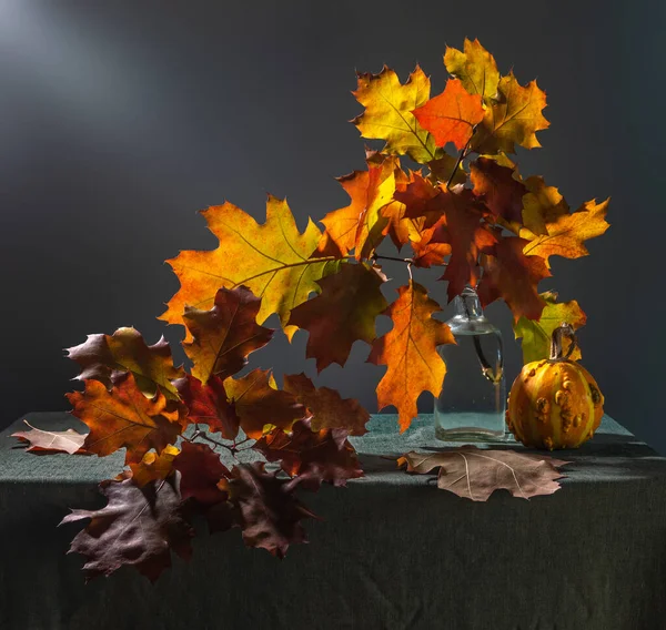 有秋天叶子的枝条插在花瓶里 树叶上的秋天色彩 成熟的小南瓜 老剥皮壶 — 图库照片