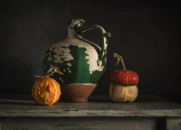 Ripe Tasty Pumpkins Table Old Peeling Ceramic Jug Retro Still — Stock Photo, Image