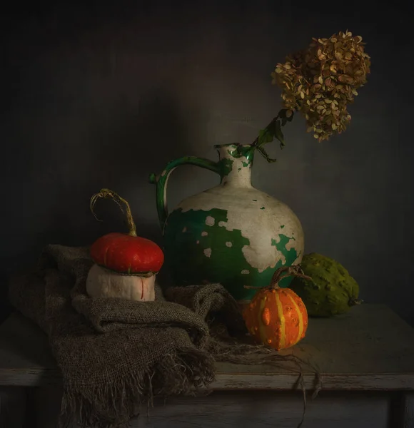 Rijp Smakelijke Pompoenen Tafel Een Oude Peeling Keramische Kruik Met — Stockfoto