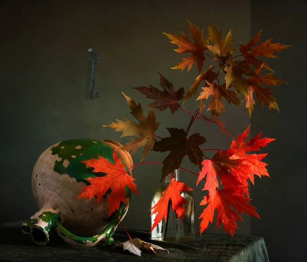 Autumn Branch Maple Leaves Old Shabby Ceramic Jug Key Wall — 图库照片