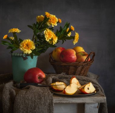 Çiçekler ve olgun elmalarla dolu bir hayat. Geçmişe dönüş. Eski.