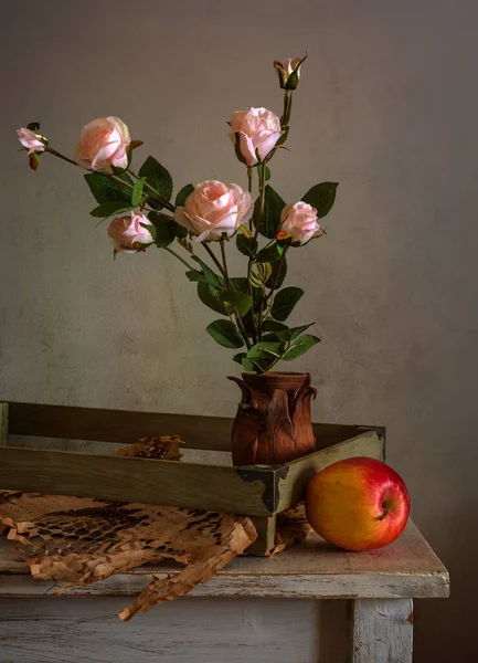 Natureza Morta Com Buquê Flores Maçãs Maduras Retro Vindima — Fotografia de Stock