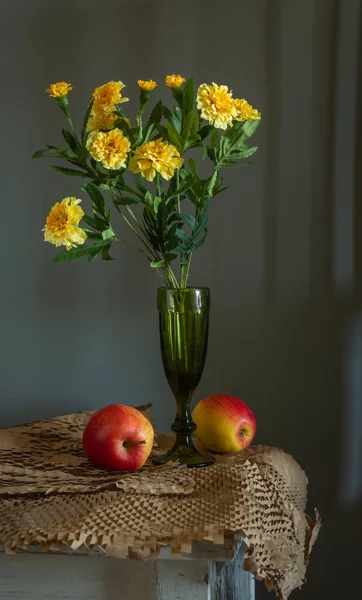 Stillleben Mit Einem Strauß Blumen Und Reifen Äpfeln Retro Jahrgang — Stockfoto