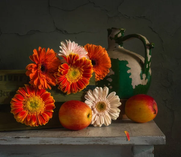 Csokor Gyönyörű Virágzó Gerberák Egy Fadobozban Érett Alma — Stock Fotó