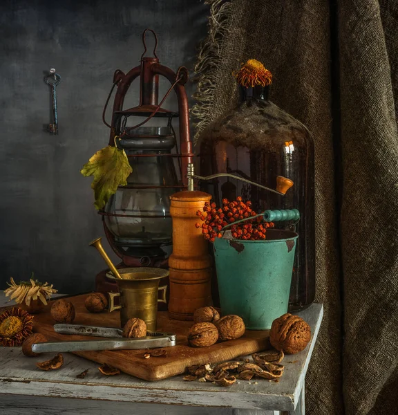 Ainda Vida Com Uma Lâmpada Querosene Uma Grande Garrafa Vidro — Fotografia de Stock