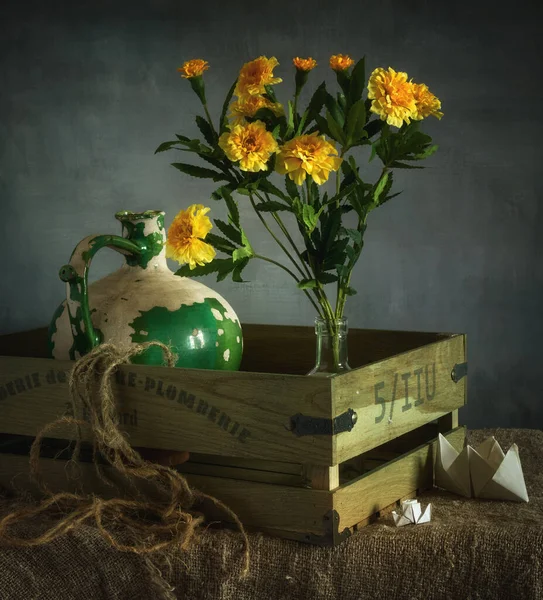 Натюрморт Букетом Желтых Цветов Старым Керамическим Кувшином — стоковое фото