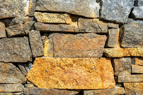石垣や舗装道路の質感 背景や質感のための石の壁の一部 うなり声 — ストック写真