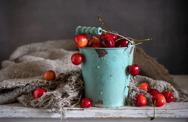 Natureza Morta Com Cerejas Maduras Saborosas Balde — Fotografia de Stock