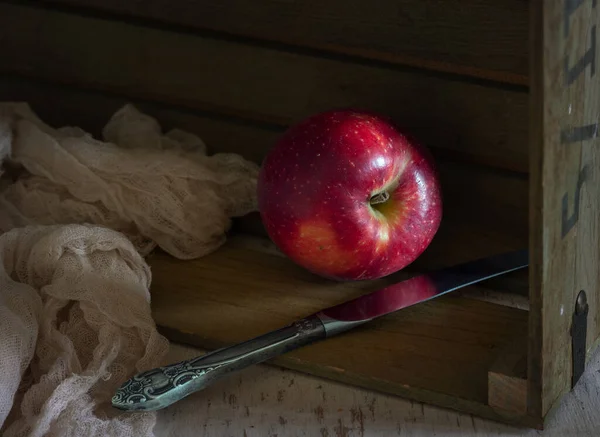 Reifer Roter Apfel Und Messer — Stockfoto