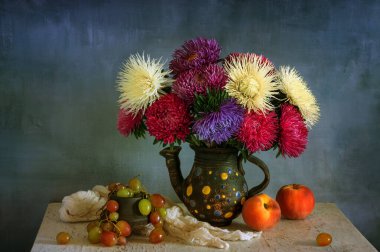 Hayat bir buket astar, olgun şeftali ve lezzetli üzümlerle dolu..