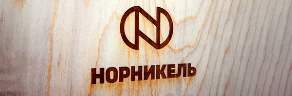 Норильськ, Росія - 5 березня 2020: Норильськ Нікель фірма логотип на дерев'яній дошці. — стокове фото