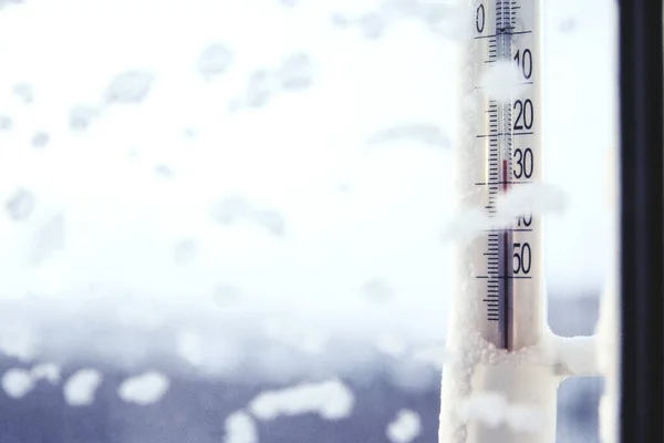 Klassisches Quecksilberthermometer zur Messung der Umgebungstemperatur, das außerhalb des Fensters hängt, mit Messwerten von minus 30 Grad Celsius. — Stockfoto