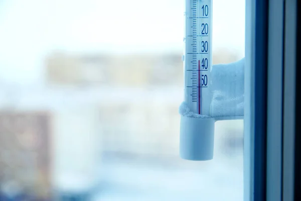 Классический ртутный термометр для измерения температуры окружающей среды, висящий за окном, с показаниями минус 30 градусов Цельсия. — стоковое фото