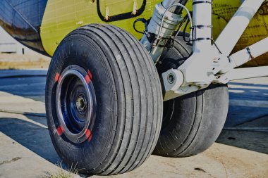 Helikopter iniş takımları ve uçak pisti. Askeri helikopterin iniş takımları. Uçak Çarkı ya da Helikopter