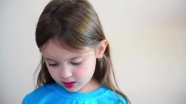 Küçük kız kameraya baktı ve merhaba dedi. Bir kızın portresi. Yakın plan.