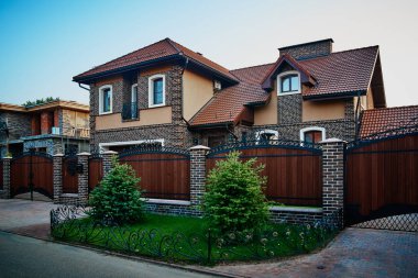 Kulübe tarzı ev. İskan evi tarzı evler sokağı.
