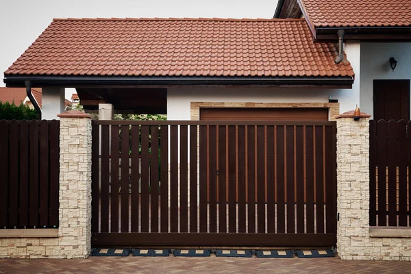 Tuğla ev. Güzel kır evi. İkamet evleri sokağı