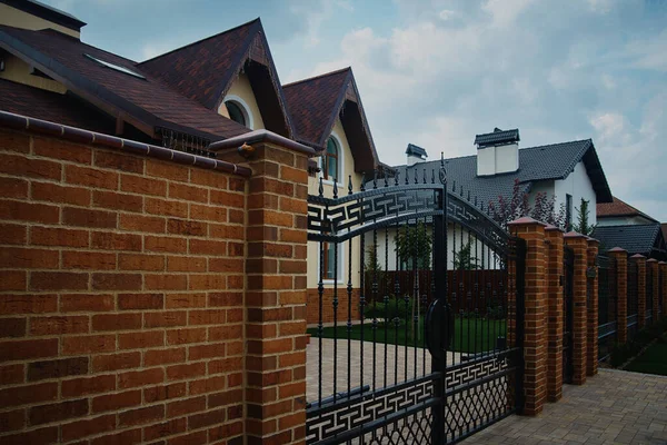 Tuğla ev. Güzel kır evi. İkamet evleri sokağı