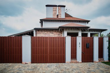 Şirin yazlık ev. Kulübe tarzı ev. İki katlı ev.