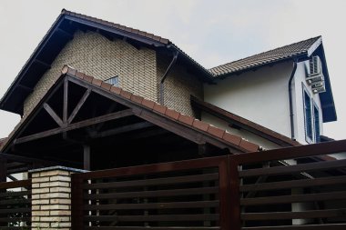 Şirin yazlık ev. Kulübe tarzı ev. İki katlı ev.