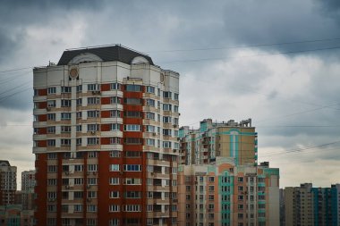Çok katlı bir bina. Yeni modern konut binası yaşamaya hazır. renk evi