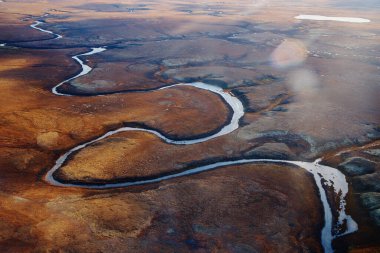 Yukarıdan gelen yaz manzarası. Dağ menzilli hava manzarası. Nehir kıyısında sabah tundrada. Taimyr Yarımadası, Rusya. Norilsk.