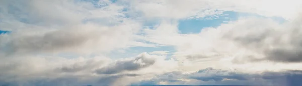 Zonnige lucht. Cloudscape achtergrond. Sluiten van wolken — Stockfoto