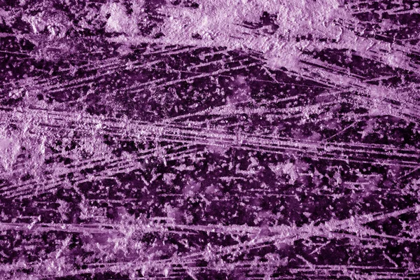 Textura de gelo numa pista de patinagem. Textura de gelo violeta com arranhões. Fundo de gelo abstrato — Fotografia de Stock