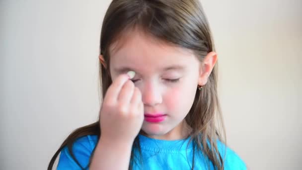 Enfant charmant, petite beauté, jolie fille de 4 à 5 ans avec de belles boucles blondes, maquillage, maman maquillée à table, fond gris — Video