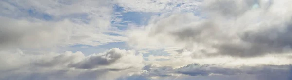 Céu ensolarado. Cloudscape Background. Fechar de nuvens — Fotografia de Stock