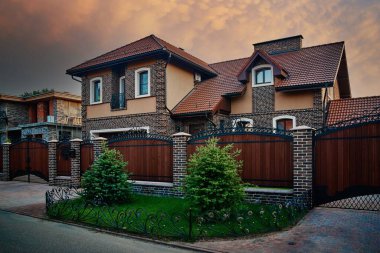 Krasnodar, Rusya - 20 Haziran 2021: Alman köyündeki kulübe. Hanoverskaya Caddesi