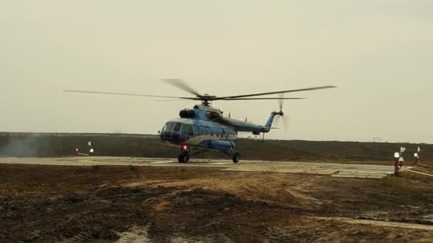 Helikopter Kalkıyor Helikopter Helikopter Pistinden Kalkıyor — Stok video