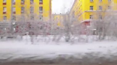 Norilsk, Rusya - Şubat 02, 2022: Leninsky Prospekt Norilsk şehrinde. Arabanın penceresinden görüntüle.