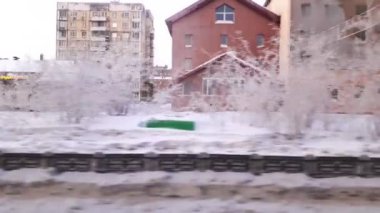 Norilsk, Rusya - Şubat 02, 2022: Leninsky Prospekt Norilsk şehrinde. Arabanın penceresinden görüntüle