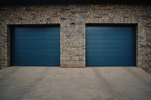 Drzwi Garażowe Podwójny Garaż Niebieskimi Drzwiami Końcu Podjazdu — Zdjęcie stockowe