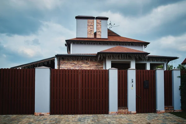 Garaj kapısı. Garajın sonunda mavi kapılı çift katlı bir garaj..