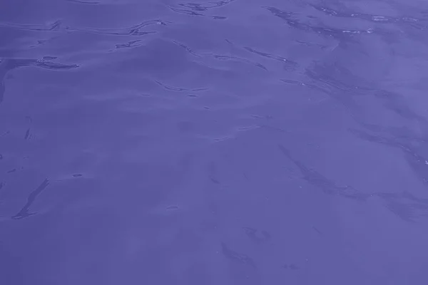 Blaue Wasserwelle Textur Hintergrund. Geschwollenes Wasser. Glänzend violette und blaue Wasseroberfläche. — Stockfoto